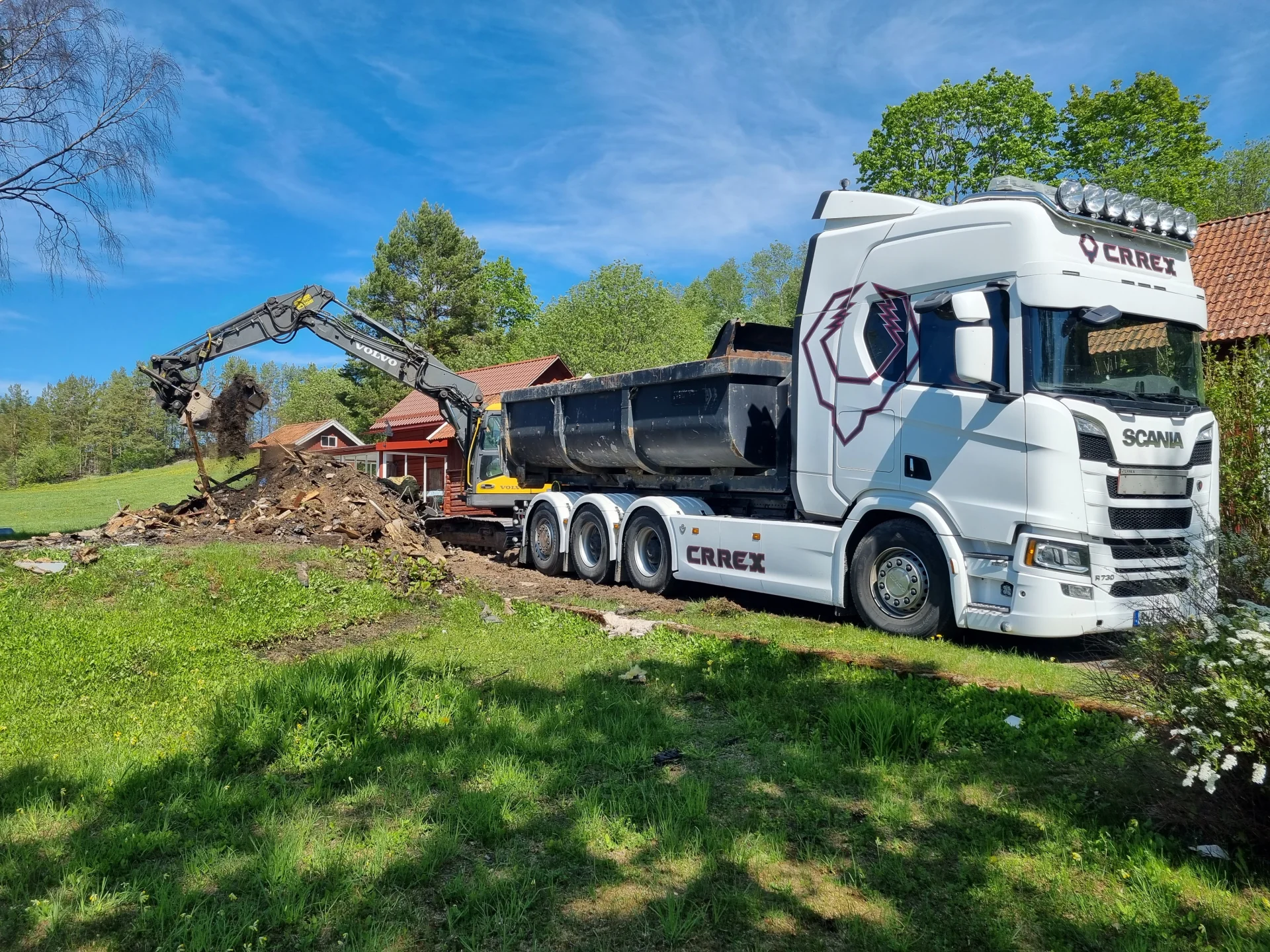 CRREX Scania lastbil med grävmaskin som lastar rivningsmaterial